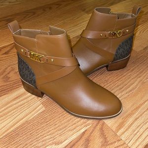 Women’s New Michael Kors booties W logo and zipper